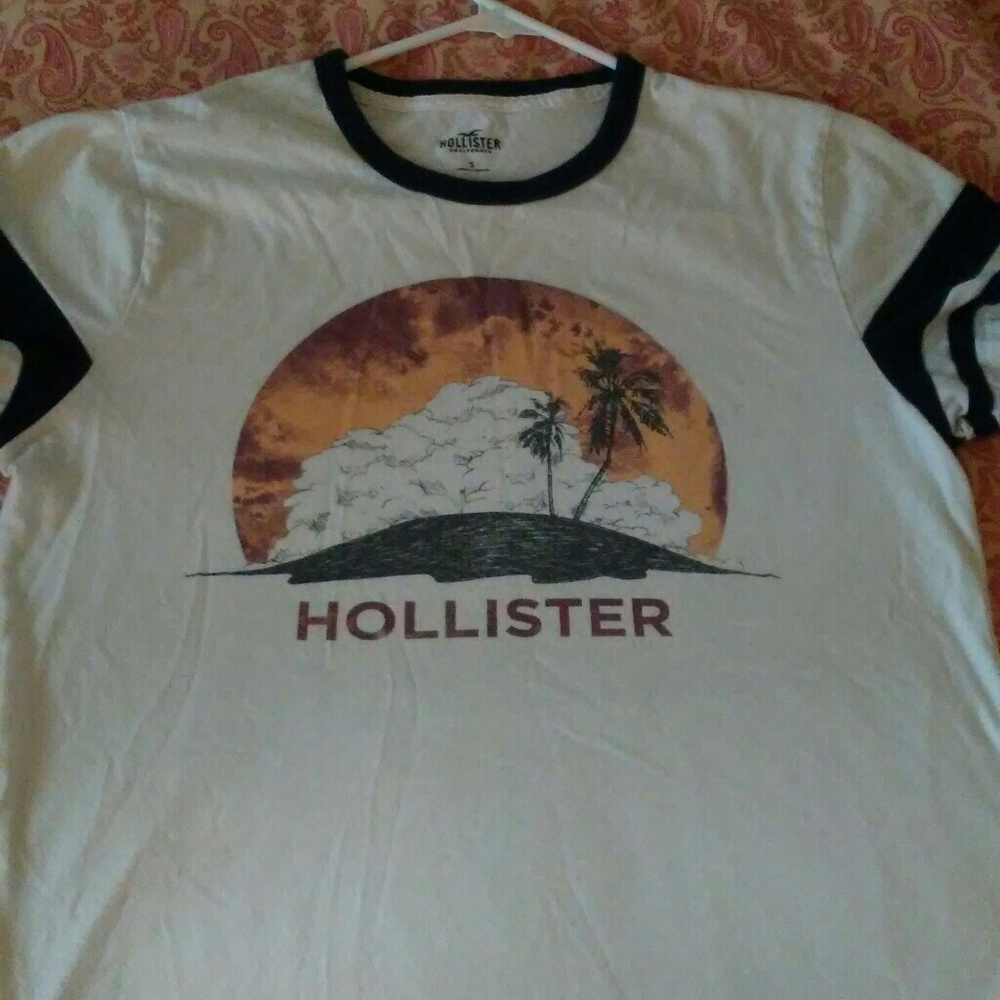 Hollister short sleeve. Small
